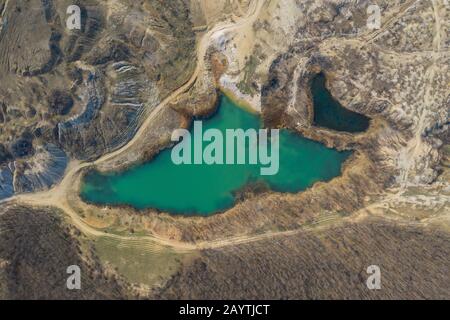 Blaue Lagune in der Nähe von Cluj-Napoca, Rumänien aus einer Drohne Stockfoto