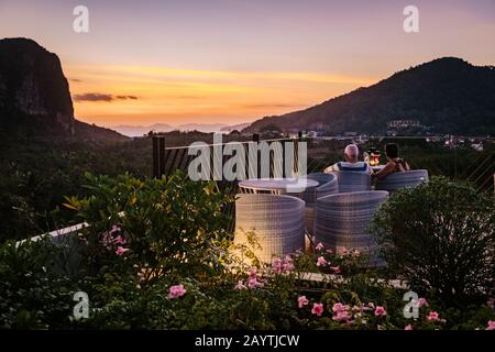 Krabi Thailand Januar 2020, Paar beobachtet Sonnenuntergang von der Dachbar in Krabi Thailand Stockfoto