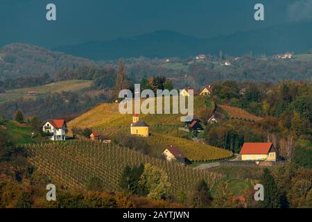 Kapelle mit Weinberg im Herbst, Südsteirische Weinstraße, Styria, Österreich Stockfoto