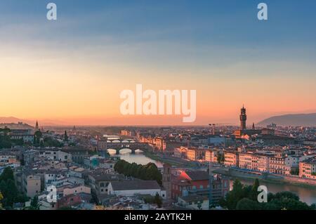 Vögel Blick auf die Dächer von Florenz bei Sonnenuntergang, Stadtbild von Italien mit Arno-Fluss und Ponte Vecchio von oben Stockfoto