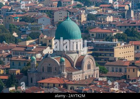 Luftaufnahme des Synagogengebäudes und des Museumsgebäudes mit grüner Kuppel in Florenz, Italien Stockfoto