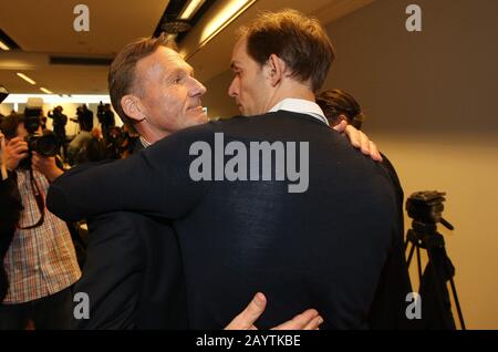 Dortmund, Deutschland. Juni 2015. Firo Fuvuball, Fußball, 03.06.2015 1.Bundesliga, Saison 2015 / 2016 BVB Borussia Dortmund Präsentation Thomas Tuchel Pressekonferenz Umarmung mit Aki Hans-Joachim Watzke weltweite Nutzung Credit: Dpa / Alamy Live News Stockfoto