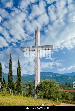 Das große monumentale Kreuz Pigada in Griechenland, errichtet zur Erinnerung an die Opfer des Bürgerkriegs Stockfoto