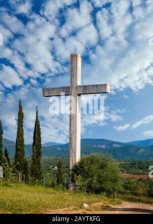 Das große monumentale Kreuz Pigada in Griechenland, errichtet zur Erinnerung an die Opfer des Bürgerkriegs Stockfoto