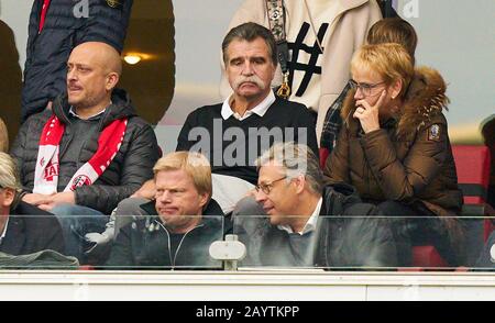Fußball Köln - München, Köln 16. Februar 2020. Oliver KAHN, zukünftiger FCB-Chef, Mediendirektor Stefan Mennerich, Pressekoch FCB Heiner Brandt (ehemaliger Handball-Nationalmannschaftstrainer) mit Frau Christel 1.FC KÖLN - FC BAYERN MÜNCHEN 1-4 - DFL-REGELUNGEN VERBIETEN JEDE VERWENDUNG VON FOTOS als BILDSEQUENZEN und/oder QUASI-VIDEO - 1.Deutsche Fußball-Liga, Düsseldorf, 16. Februar 2020. Saison 2019/2020, Spieltag 22, FCB, München © Peter Schatz / Alamy Live News Stockfoto
