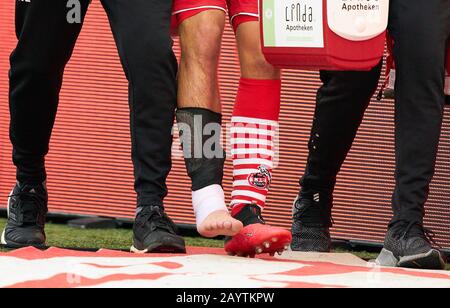 Fußball Köln - München, Köln 16. Februar 2020. Noah KATTERBACH, 1.FCK 34 Verletzung 1.FC KÖLN - FC BAYERN MÜNCHEN 1-4 - DFL-VORSCHRIFTEN VERBIETEN DIE VERWENDUNG VON FOTOS als BILDSEQUENZEN und/oder QUASI-VIDEO - 1.Deutsche Fußball-Liga, Düsseldorf, 16. Februar 2020. Saison 2019/2020, Spieltag 22, FCB, München © Peter Schatz / Alamy Live News Stockfoto