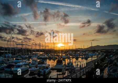 Malerischer Sonnenuntergang über Coffs Harbour Marina und Stadt. Australische Landschaft Stockfoto