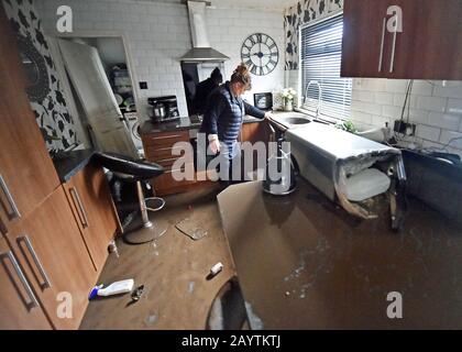 Caroline Jones inspiziert Hochwasserschäden in ihrem Haus in der Oxford Street, Nantgarw, in Südwales, wo die Bewohner in ihre Häuser zurückkehren, um die Schäden nach dem Sturm Dennis zu untersuchen und zu beheben. Stockfoto