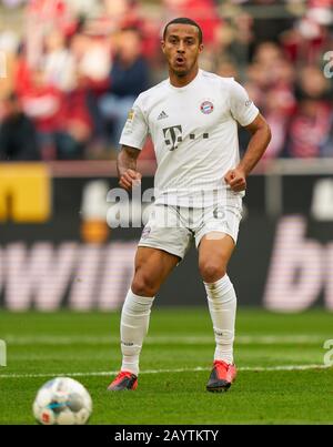 Fußball Köln - München, Köln 16. Februar 2020. Thiago ALCANTARA, FCB 6 1.FC KÖLN - FC BAYERN MÜNCHEN 1-4 - DFL-REGELUNGEN VERBIETEN DIE VERWENDUNG VON FOTOS als BILDSEQUENZEN und/oder QUASI-VIDEO - 1.German Soccer League , Düsseldorf, 16. Februar 2020. Saison 2019/2020, Spieltag 22, FCB, München © Peter Schatz / Alamy Live News Stockfoto