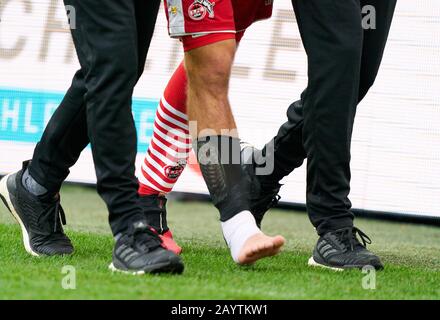 Fußball Köln - München, Köln 16. Februar 2020. Noah KATTERBACH, 1.FCK 34 Verletzung 1.FC KÖLN - FC BAYERN MÜNCHEN 1-4 - DFL-VORSCHRIFTEN VERBIETEN DIE VERWENDUNG VON FOTOS als BILDSEQUENZEN und/oder QUASI-VIDEO - 1.Deutsche Fußball-Liga, Düsseldorf, 16. Februar 2020. Saison 2019/2020, Spieltag 22, FCB, München © Peter Schatz / Alamy Live News Stockfoto