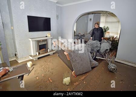 Caroline Jones inspiziert Hochwasserschäden in ihrem Haus in der Oxford Street, Nantgarw, in Südwales, wo die Bewohner in ihre Häuser zurückkehren, um die Schäden nach dem Sturm Dennis zu untersuchen und zu beheben. Stockfoto