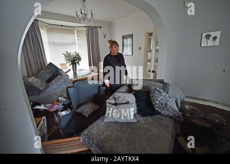 Caroline Jones inspiziert Hochwasserschäden in ihrem Haus in der Oxford Street, Nantgarw, in Südwales, wo die Bewohner in ihre Häuser zurückkehren, um die Schäden nach dem Sturm Dennis zu untersuchen und zu beheben. Stockfoto