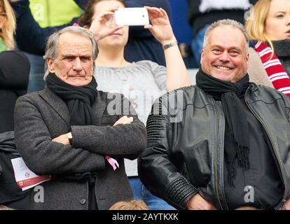 Fußball Köln - München, Köln 16. Februar 2020. Wolfgang OVERATH mit Sohn Marco 1.FC KÖLN - FC BAYERN MÜNCHEN 1-4 - DFL-REGELUNGEN VERBIETEN JEDE VERWENDUNG VON FOTOS als BILDSEQUENZEN und/oder QUASI-VIDEO - 1.Deutsche Fußball-Liga, Düsseldorf, 16. Februar 2020. Saison 2019/2020, Spieltag 22, FCB, München © Peter Schatz / Alamy Live News Stockfoto