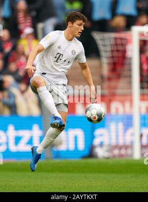 Fußball Köln - München, Köln 16. Februar 2020. Benjamin PAVARD, FCB 5 1.FC KÖLN - FC BAYERN MÜNCHEN 1-4 - DFL-REGELUNGEN VERBIETEN JEDE VERWENDUNG VON FOTOS als BILDSEQUENZEN und/oder QUASI-VIDEO - 1.Deutsche Fußball-Liga, Düsseldorf, 16. Februar 2020. Saison 2019/2020, Spieltag 22, FCB, München © Peter Schatz / Alamy Live News Stockfoto