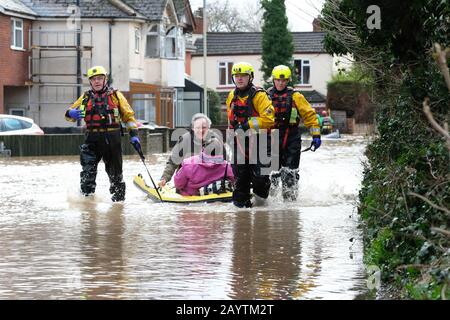 Hereford, Herefordshire, Großbritannien - Montag, 17. Februar 2020 - Mitglieder des Fire Rescue Service unterstützen überschwemmte Bewohner im Hinton Road Gebiet der Stadt, nachdem der Fluss Wye seine Ufer platzte. Foto Steven May / Alamy Live News Stockfoto