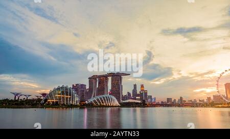 Singapur - 19. MAI 2019: Stadtbild Singapur moderne und finanziellen Stadt in Asien. Marina Bay Wahrzeichen von Singapur. Landschaft aufbauen und Stockfoto