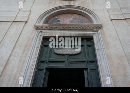 ROM, Italien - 21. September 2013: Eingang zur St. Maria Sopra Minerva Basilika mit offenen Türen und einem antiken Fresko. Rom, Italien Stockfoto