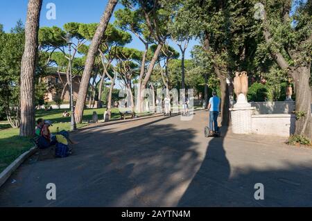 ROM, Italien - 21. September 2013: Menschen mit Kreiselrollern, Seggen im öffentlichen Park Parco del Colle Oppio in Rom Stockfoto