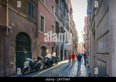 ROM, Italien - 21. September 2013: Menschen, die durch die engen Straßen der historischen Innenstadt Roms gehen Stockfoto