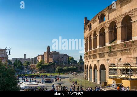 ROM, Italien - 21. September 2013: Stadtbild Roms mit Touristen in der Nähe des berühmten Wahrzeichen des Kolosseum Stockfoto