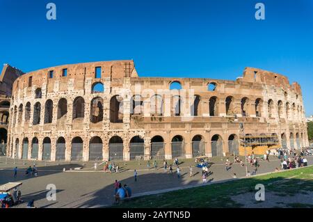 ROM, Italien - 21. September 2013: Wahrzeichen des Theaters Rome Coliseum und Touristen zu Fuß Stockfoto