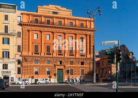 ROM, Italien - 21. September 2013: Straßenschild Piazza del Colosseo und historische Gebäude an den Straßen Roms Stockfoto
