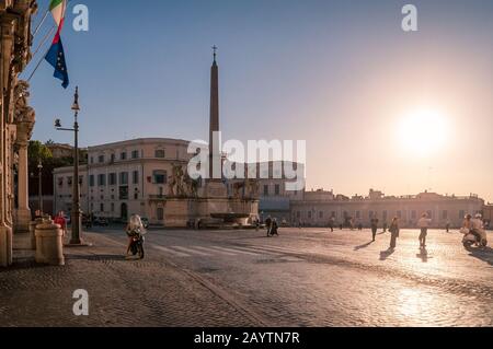 ROM, Italien - 21. September 2013: Piazza del Quirinale mit Obelisk und Touristen Stockfoto