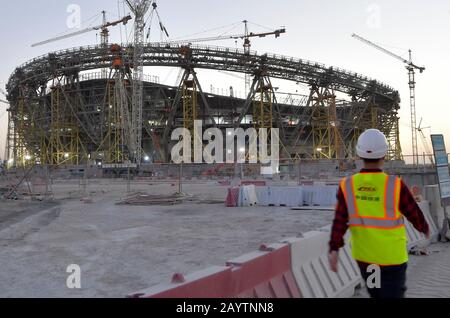 Doha. Februar 2020. Das am 16. Februar 2020 aufgenommene Foto zeigt die allgemeine Ansicht des Lusail-Stadions, eines der Stadien der FIFA Fußball-Weltmeisterschaft 2022, in Lusail, Katar. Die Installation des Hauptstahlrahmens des Lusail-Stadions, erbaut von der China Railway Construction Corporation (CRCC), wurde am Sonntag abgeschlossen. Kredit: Nikku/Xinhua/Alamy Live News Stockfoto