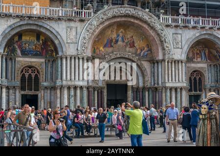 Venedig, Italien - 27. September 2013: Touristen auf dem Markusplatz vor der Markuskathedrale fotografieren und sich selbst genießen Stockfoto