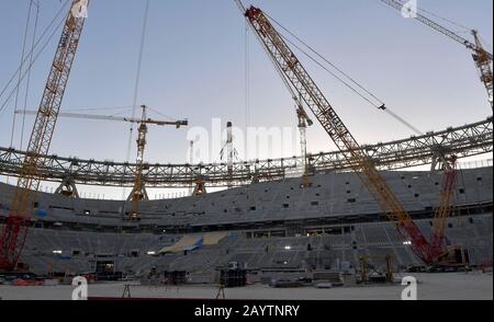 Doha. Februar 2020. Das am 16. Februar 2020 aufgenommene Foto zeigt die Innenansicht des Lusail-Stadions, eines der Fußballstadien der FIFA Fußball-Weltmeisterschaft 2022, in Lusail, Katar. Die Installation des Hauptstahlrahmens des Lusail-Stadions, erbaut von der China Railway Construction Corporation (CRCC), wurde am Sonntag abgeschlossen. Kredit: Nikku/Xinhua/Alamy Live News Stockfoto