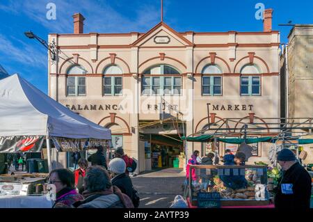 Hobart, Australien - 19. Juli 2014: Salamanca Market Fruit Pavilion mit lokalen Verkaufsständen vor Ort Stockfoto