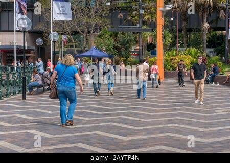 Sydney, Australien - 10. Oktober 2014: Menschen in legerer Kleidung gehen im Circular Quay, Sydney. Touristen und Einheimische in den Straßen von Sydney Stockfoto