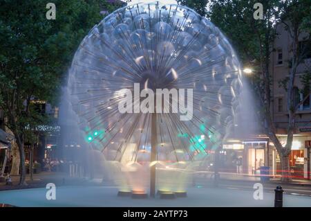 Sydney, Australien - 12. November 2014: El Alamein Memorial Fountain in Kingss Cross suburb of Sydney am Abend Stockfoto