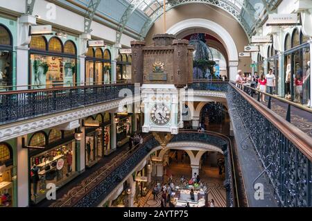 Sydney, Australien - 22. November 2014: Queen Victoria Building Historisches Einkaufszentrum mit Menschen, die Weihnachten einkaufen Stockfoto