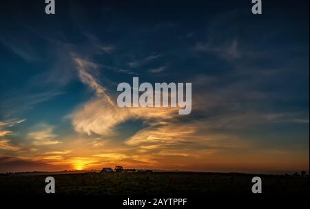 Eine Alte Scheune bei Sonnenuntergang, Panoramafarbe, USA Stockfoto