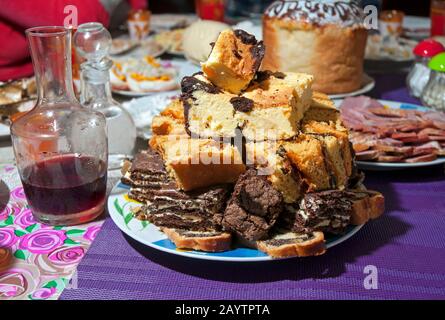 Köstliche Ostern und ein Festtisch von orthodoxen Christen und Katholiken Stockfoto