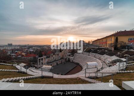 Bulgarien, Plowdiw Stadt. Warmes Sonnenuntergangpanorama über dem römischen Amphitheater in der ältesten Stadt Europas Stockfoto