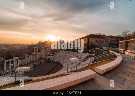 Bulgarien, Plowdiw Stadt. Warmes Sonnenuntergangpanorama über dem römischen Amphitheater in der ältesten Stadt Europas Stockfoto