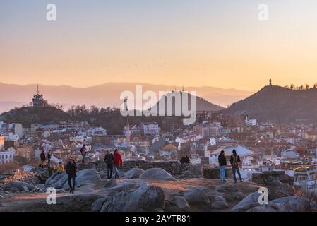 Menschen, die den Sonnenuntergang vom Nebet tepe Hill in der Stadt Plovdiv, Bulgarien, beobachten - der ältesten europäischen Stadt Stockfoto