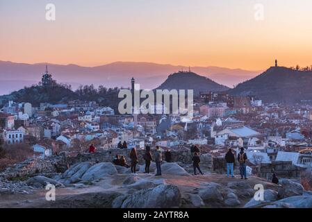 Menschen, die den Sonnenuntergang vom Nebet tepe Hill in der Stadt Plovdiv, Bulgarien, beobachten - der ältesten europäischen Stadt Stockfoto