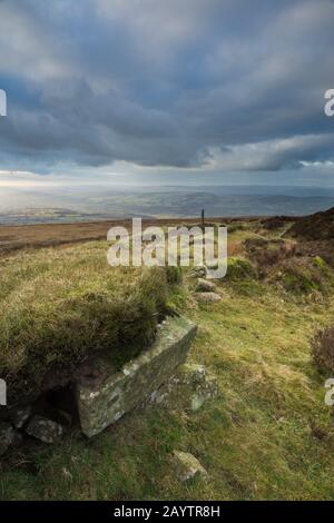 Von der Spitze des Abdon Burf, Brown Clee Hill, der mit 540 Metern der höchste Punkt in Shropshire, England, Großbritannien, ist ein Ausblick Stockfoto