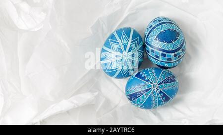 Pysanky auf dem weiß zerknitterten Papierhintergrund. Ostereier mit Wachsresistent Färbetechnik, traditionell für osteuropäische Länder, Wi Stockfoto