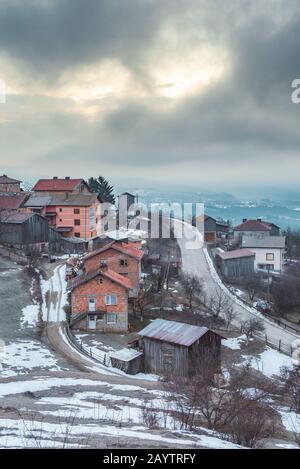 Morgen im Winter Rhodopen-Berg, Bulgarien Stockfoto