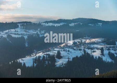 Morgen im Winter Rhodopen-Berg, Bulgarien Stockfoto