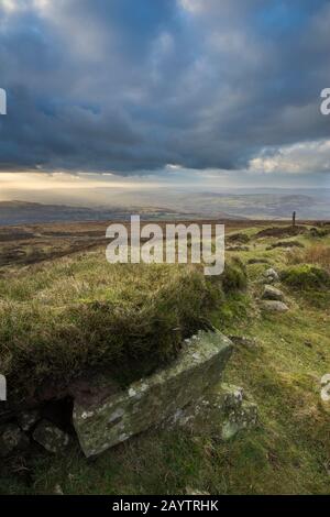 Von der Spitze des Abdon Burf, Brown Clee Hill, der mit 540 Metern der höchste Punkt in Shropshire, England, Großbritannien, ist ein Ausblick Stockfoto