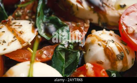 Caprese Nudelsalat Rezept, Tomaten Mozzarella, Insalata Caprese, Büffelmozzarella Käse, Boccinini, Kirschtomatenbasil, Kirschtomatenbasil Stockfoto