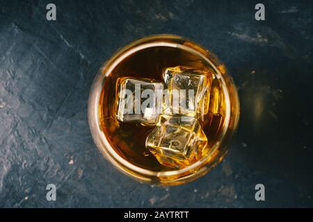 Trank Whiskey, Karaffe, gezeichnete Illustration, Holzfass, Brandy Drink, transparent, rund, hohe Auflösung, Cocktail, Bourbon, Skotch Stockfoto