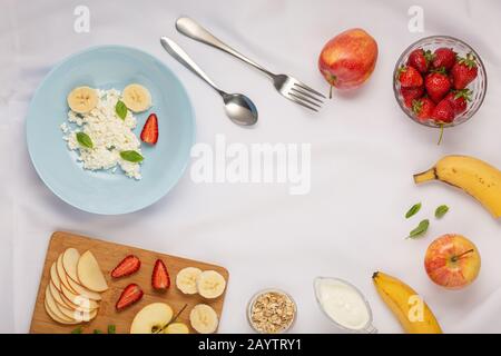 Frische Äpfel, frisches Obst, Obstsalat, Rahmenrand, Müsli Äpfel, Haferbrei Honig, gesundes Frühstück Stockfoto