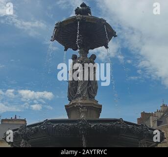 Großer beeindruckender Brunnen auf dem Stadtplatz in Cherbourg, Frankreich Stockfoto