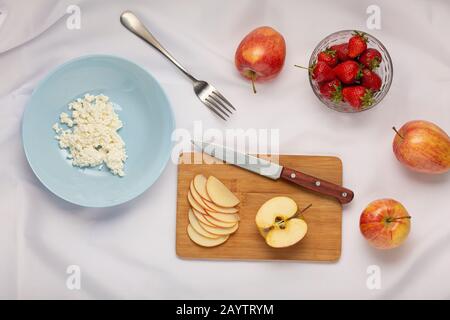 Obsterdbeere, Erdbeerbanane, Frühstückspancakes, gesundes Frühstück, Erdbeeren, Blaubeeren, wilde Erdbeeren, traditionelle amerikanische Küche, frisch Stockfoto